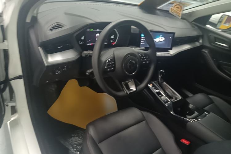 Used MG 5 2023 180 DVVT CVT Luxury Edition Center Console