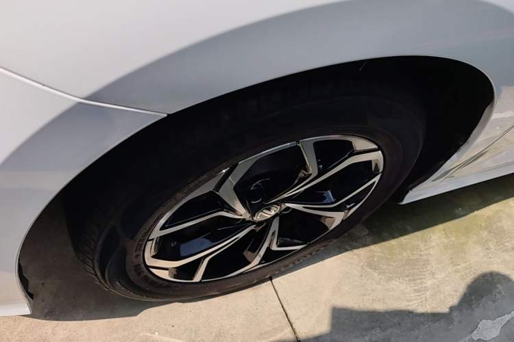 Used MG 5 2023 180 DVVT CVT Luxury Edition Exterior 4