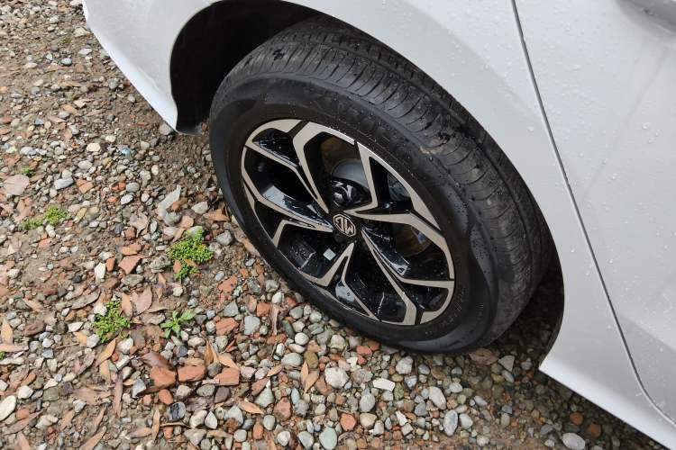 Used MG 5 2023 180 DVVT CVT Luxury Edition Exterior 5