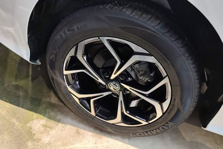 Used MG 5 2023 180 DVVT CVT Luxury Edition Exterior 5