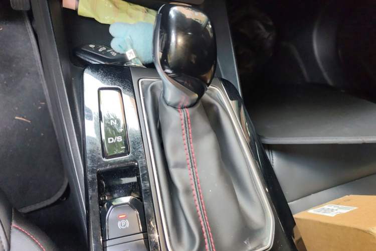 Used MG 5 2023 180 DVVT CVT Luxury Edition Gear Lever