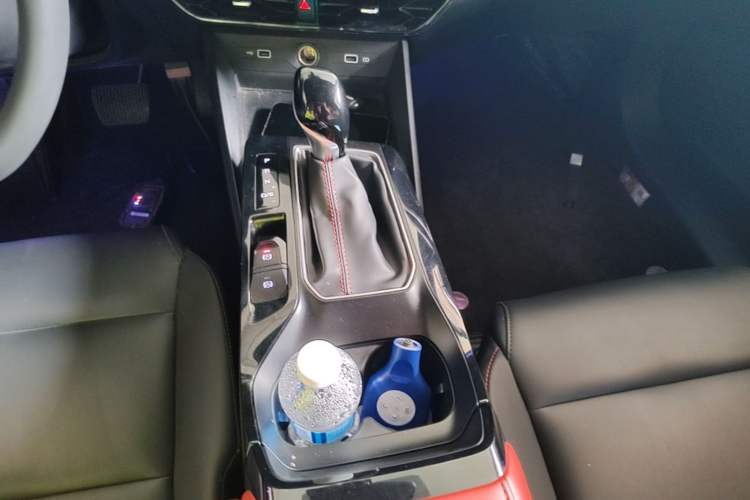 Used MG 5 2023 180 DVVT CVT Luxury Edition Gear Lever