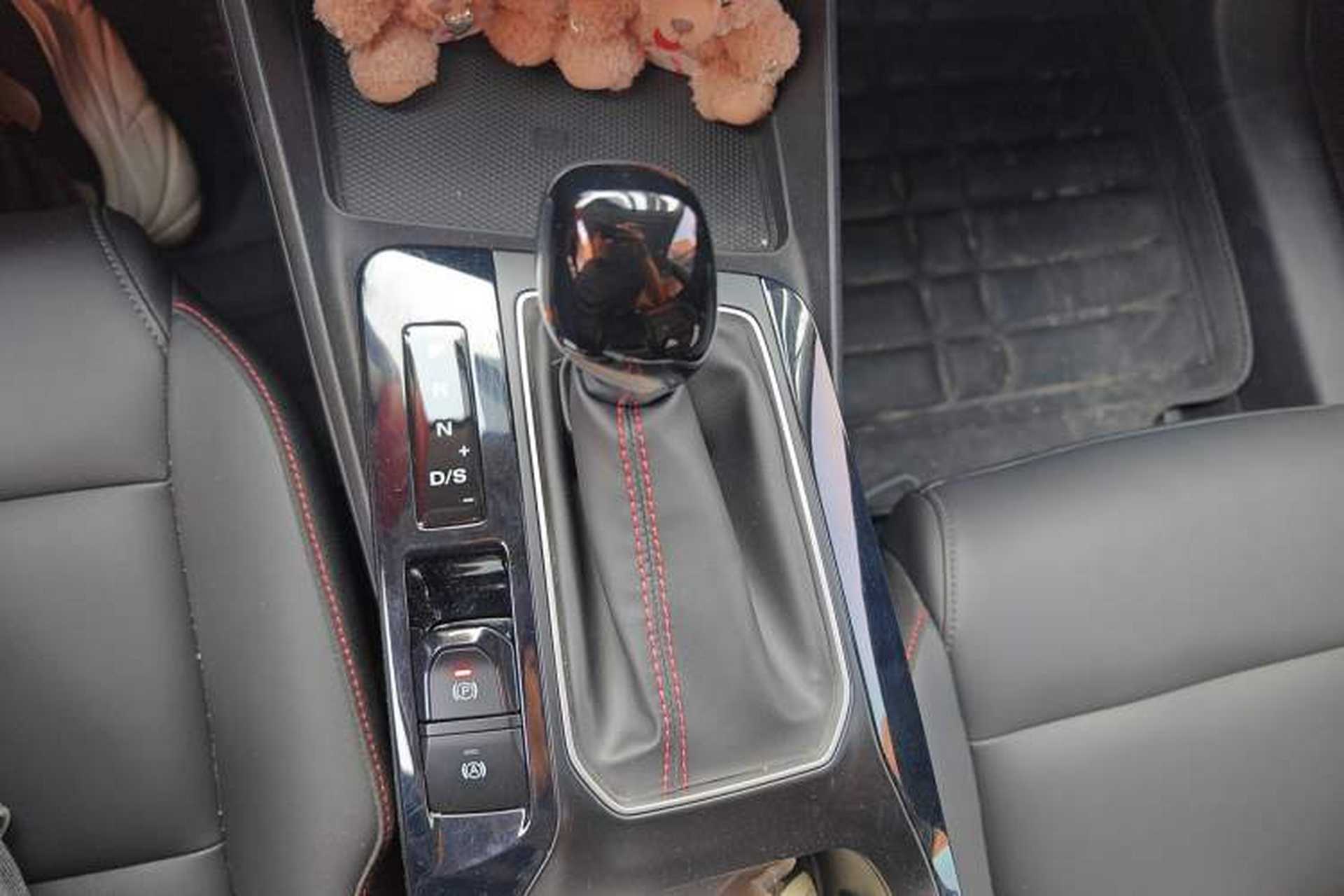 Used MG 5 2023 180 DVVT CVT Luxury Edition Gear Lever