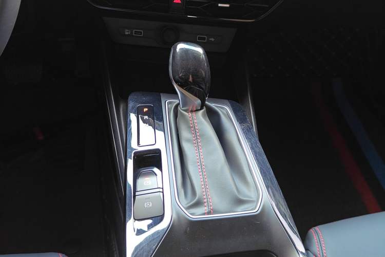Used MG 5 2023 180 DVVT CVT Luxury Edition Gear Lever