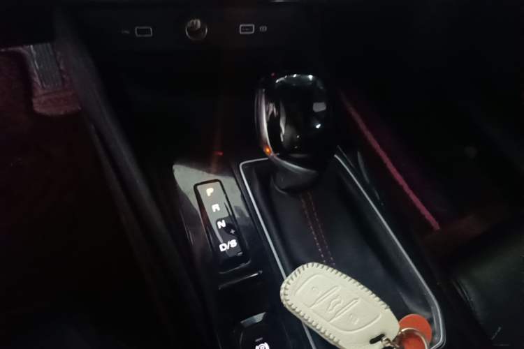 Used MG 5 2023 180 DVVT CVT Luxury Edition Gear Lever