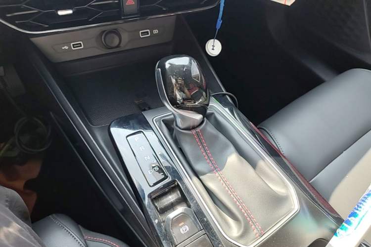 Used MG 5 2023 180 DVVT CVT Luxury Edition Gear Lever