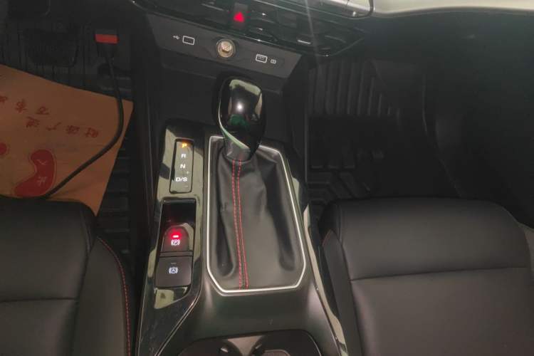 Used MG 5 2023 180 DVVT CVT Luxury Edition Gear Lever