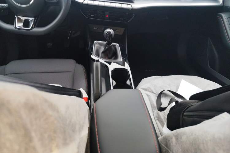 Used MG 5 2023 Facelift Model 180DVVT Manual Fashion Edition Gear Lever