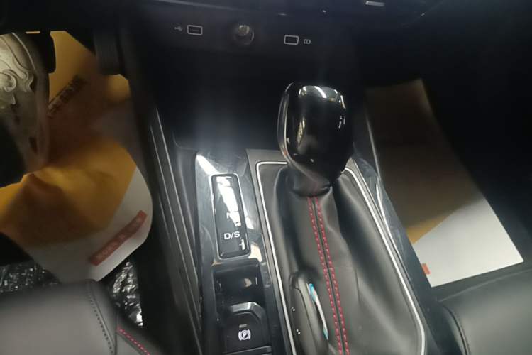 Used MG 5 2023 180 DVVT CVT Luxury Edition Gear Lever
