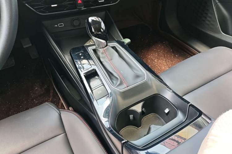 Used MG 5 2023 180 DVVT CVT Luxury Edition Gear Lever