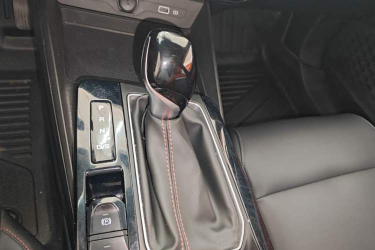 Used MG 5 2023 180 DVVT CVT Luxury Edition Gear Lever