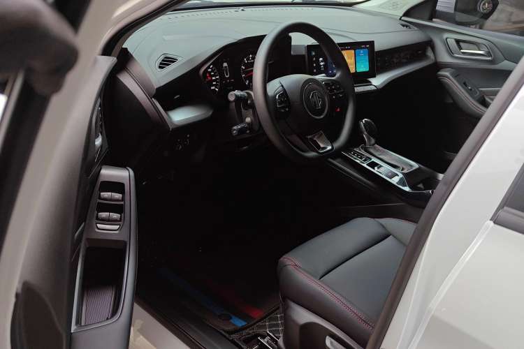 Used MG 5 2023 180 DVVT CVT Luxury Edition Interior 3