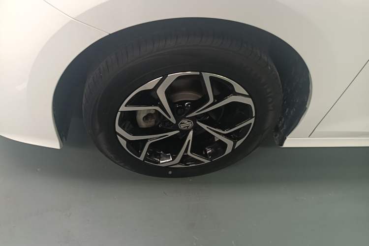 Used MG 5 2023 180 DVVT CVT Luxury Edition Left Front Wheel Hub