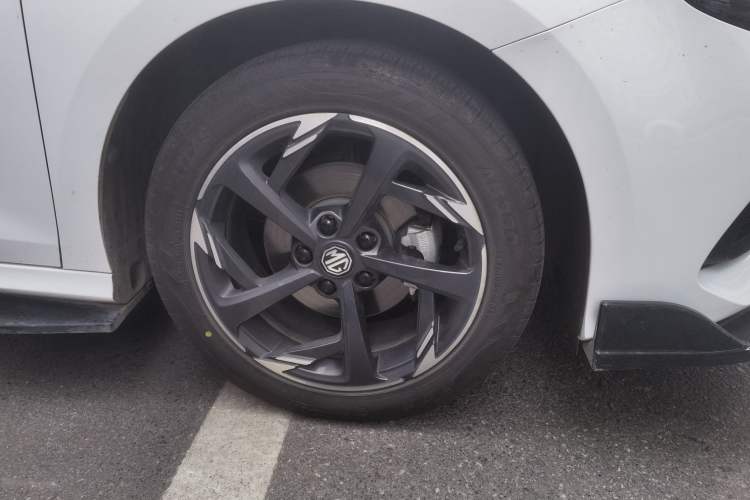 Used MG 5 2023 180 DVVT CVT Luxury Edition Right Front Wheel Hub