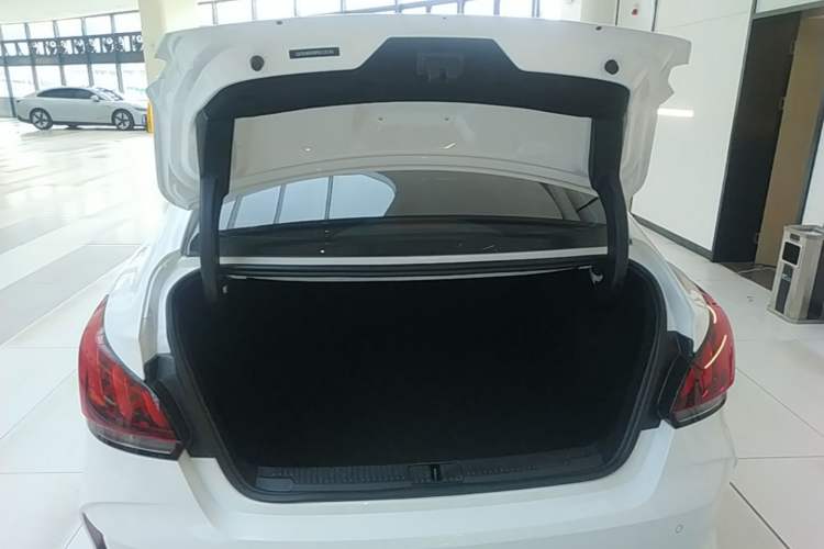 Used MG 5 2023 180 DVVT CVT Luxury Edition Trunk