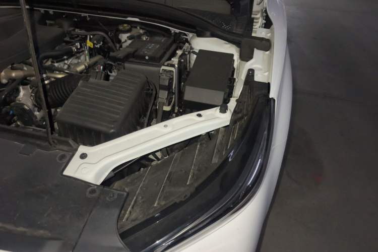 Used MG 5 2025 180 DVVT Global Luxury Edition Engine Bay Left