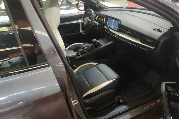 Used MG 5 Scorpio 2022 1.5T Trophy Sport Luxurious Edition Interior 7