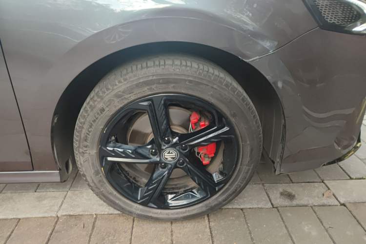 Used MG 5 Scorpio 2022 1.5T Trophy Sport Luxurious Edition Right Front Wheel Hub