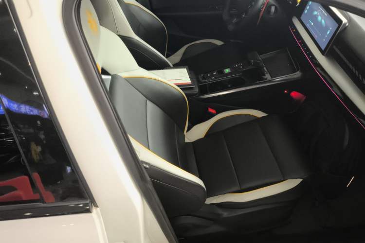 Used MG 5 Scorpio 2022 1.5T Trophy Sport Luxurious Edition Right Front Seat