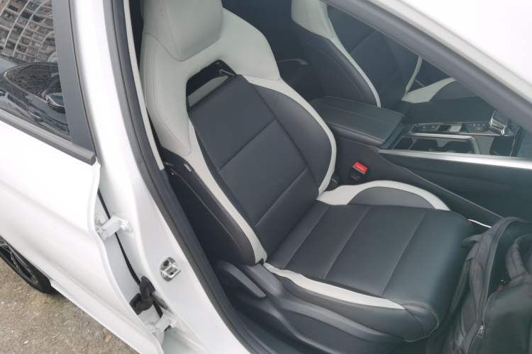 Used MG 5 Scorpio 2022 1.5T Luxury Edition Right Front Seat