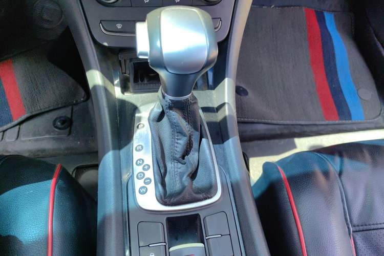 Used MG 6 2013 Hatchback 1.8L Automatic Drive Value Edition Gear Lever