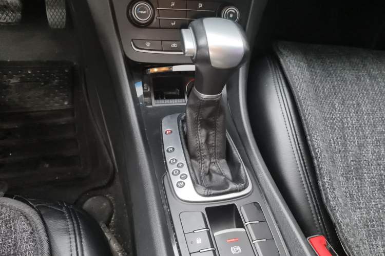 Used MG 6 2013 Hatchback 1.8L Automatic Drive Value Edition Gear Lever