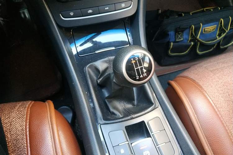 Used MG 6 2014 Hatchback 1.8L Manual Value Edition Gear Lever