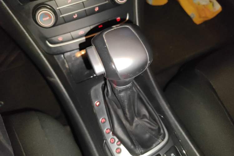 Used MG 6 2014 Hatchback 1.8L Automatic Drive Value Edition Gear Lever