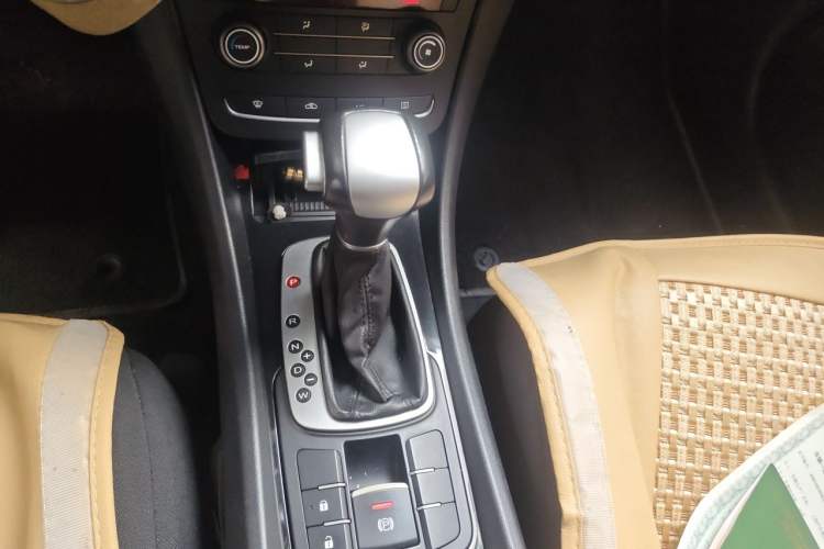 Used MG 6 2014 Hatchback 1.8L Automatic Drive Value Edition Gear Lever