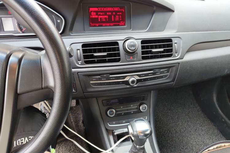 Used MG 6 2015 Hatchback 1.8L 90th Anniversary Track Champion Edition Automatic Comfort Model Audio And AC Panel