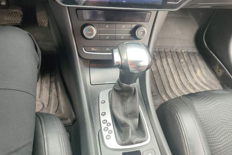 Used MG 6 2015 Hatchback 1.8T 90th Anniversary Track Champion Edition Automatic inkaNet Elite Model Gear Lever