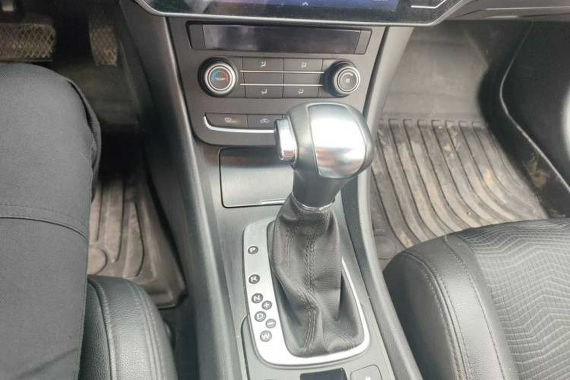 Used MG 6 2015 Hatchback 1.8T 90th Anniversary Track Champion Edition Automatic inkaNet Elite Model Gear Lever