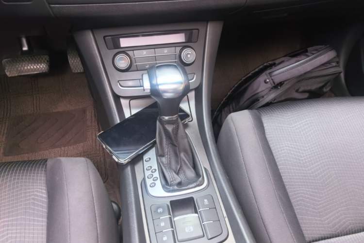 Used MG 6 2015 Hatchback 1.8L 90th Anniversary Track Champion Edition Automatic Comfort Model Gear Lever