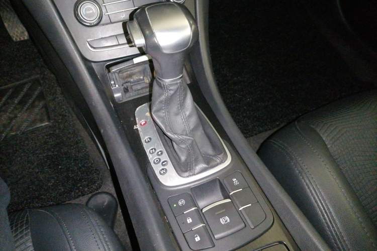 Used MG 6 2015 Hatchback 1.8T 90th Anniversary Track Champion Edition Automatic inkaNet Elite Model Gear Lever