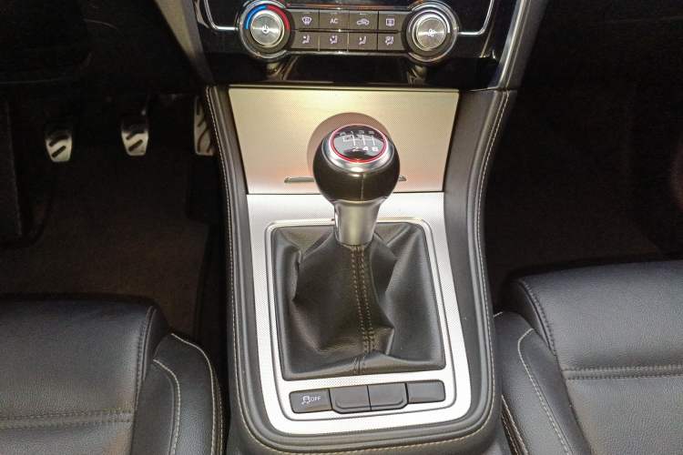 Used MG 6 2017 20T Manual Luxury Smart Connect Version China V Standard Gear Lever
