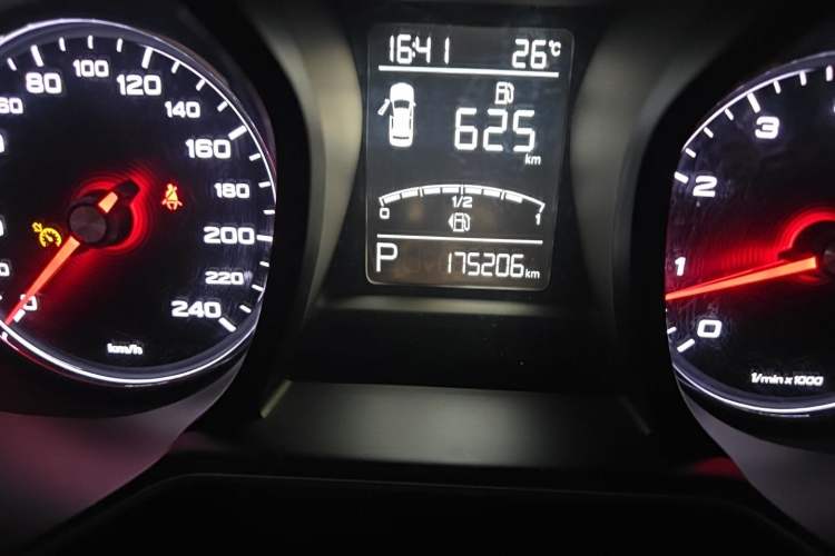 Used MG 6 2017 20T Automatic Luxury Smart Connect Version China V Standard Odometer Close Up