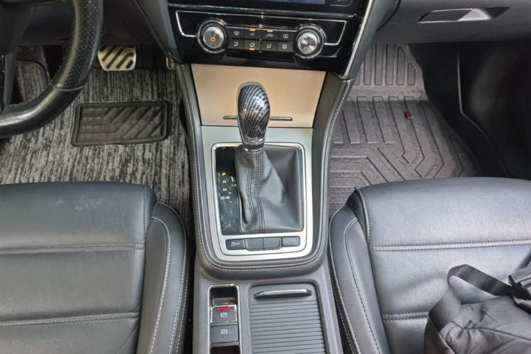 Used MG 6 2017 20T Automatic Luxury Smart Connect Version China V Standard Gear Lever