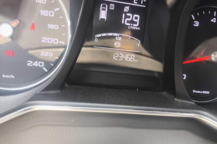 Used MG 6 2017 20T Manual Luxury Smart Connect Version China V Standard Odometer Close Up