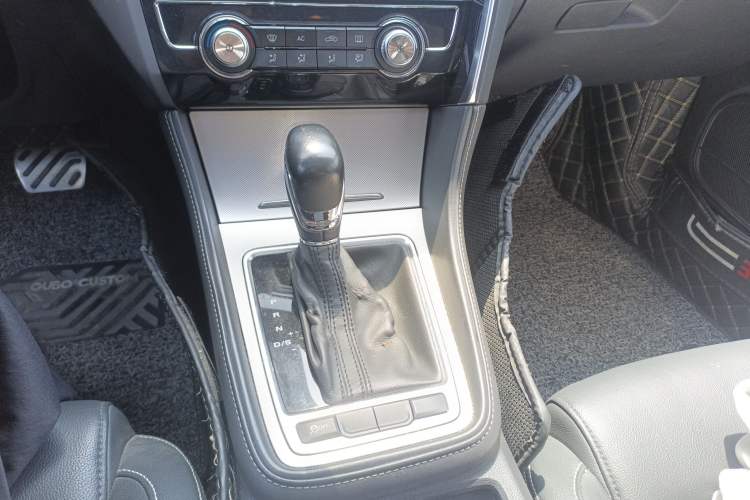 Used MG 6 2018 20T Automatic Luxury Smart Connectivity Version China VI Standard Gear Lever