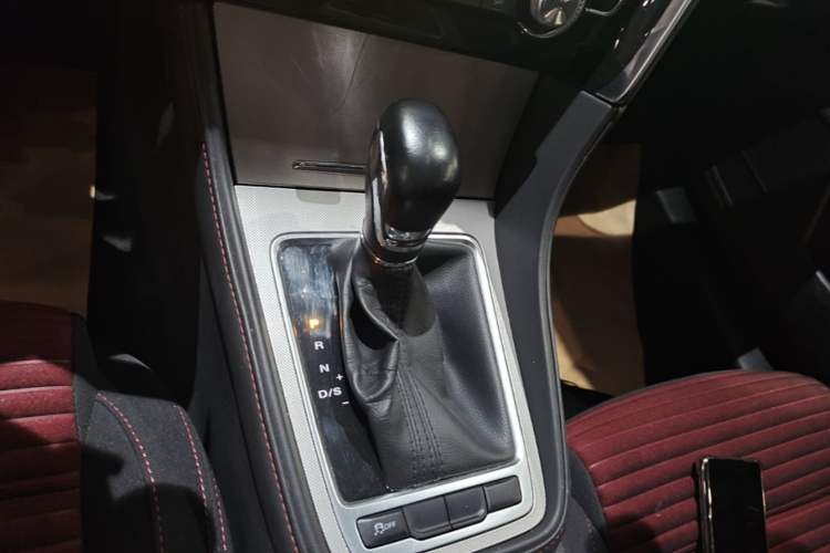 Used MG 6 2019 20T Automatic Starlight Edition Gear Lever