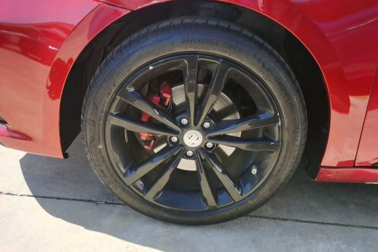 Used MG 6 2019 20T Automatic Trophy Racing Edition + Sporty Rear Exhaust Racing Kit Left Front Wheel Hub