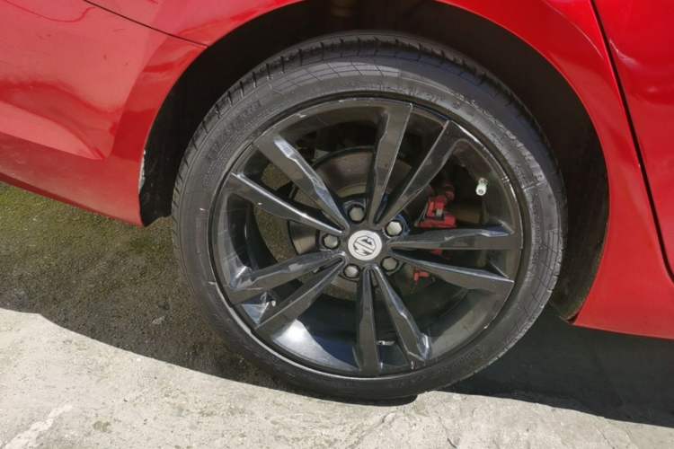 Used MG 6 2019 20T Automatic Trophy Racing Edition + Sporty Rear Exhaust Racing Kit Right Rear Wheel Hub