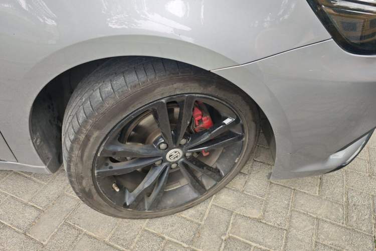 Used MG 6 2019 20T Automatic Trophy Competition Edition + BOSE Luxury Sound System Package Right Front Wheel Hub