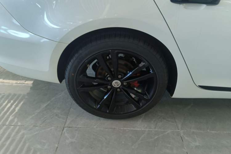 Used MG 6 2019 20T Automatic Trophy Competition Edition + BOSE Luxury Sound System Package Right Rear Wheel Hub