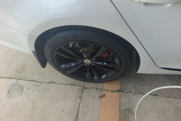 Used MG 6 2019 20T Automatic Trophy Competition Edition + BOSE Luxury Sound System Package Right Rear Wheel Hub