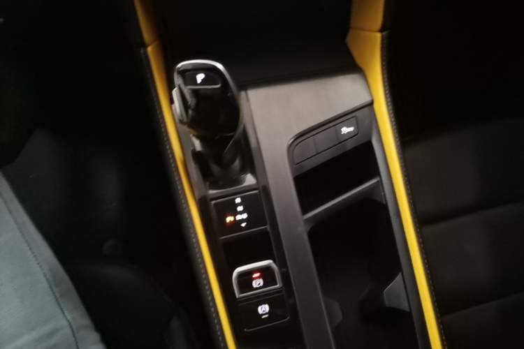 Used MG 6 2020 1.5T Automatic Trophy Luxury Edition Gear Lever