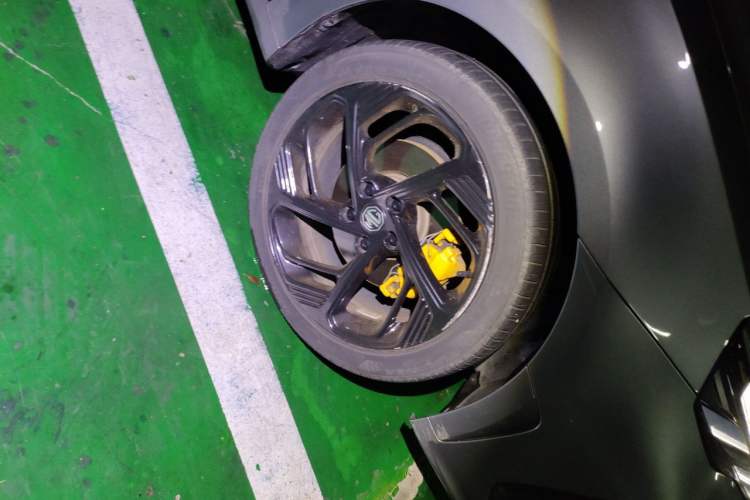 Used MG 6 2021 Pro 1.5T Automatic Trophy Luxury Edition Right Front Wheel Hub