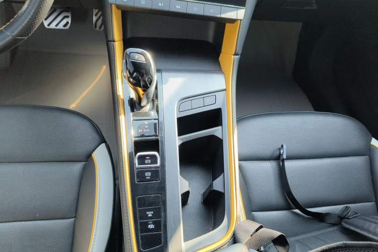 Used MG 6 2021 Pro 1.5T Automatic Trophy Luxury Edition Gear Lever