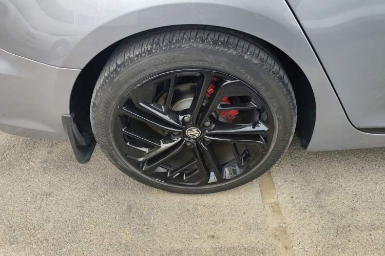Used MG 6 New Energy 2020 1.5T Hybrid Trophy Intelligent Drive Flagship Edition Right Rear Wheel Hub