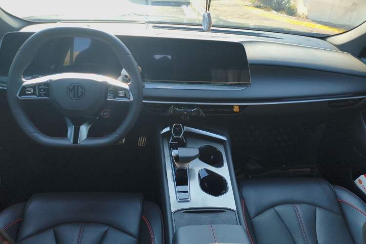 Used MG 7 2023 2.0T Automatic Hunter Luxury Edition Center Console